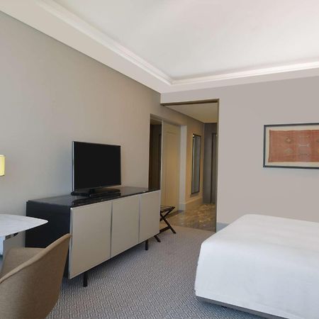 希尔顿丹吉尔市中心酒店公寓 外观 照片 A guest room at the hotel