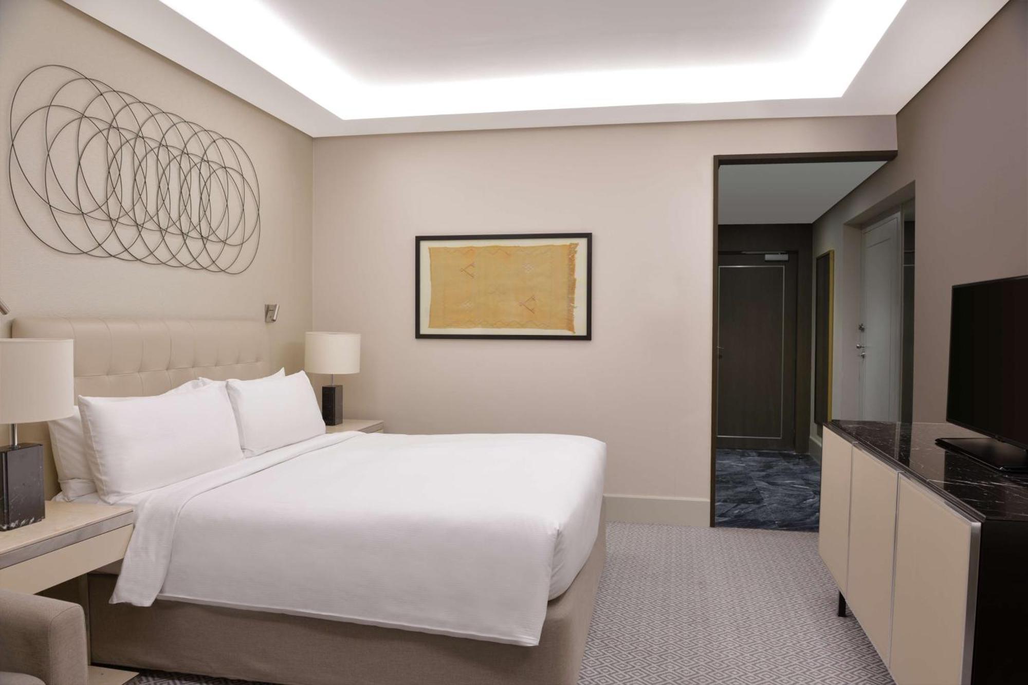 希尔顿丹吉尔市中心酒店公寓 外观 照片 A bedroom at the hotel