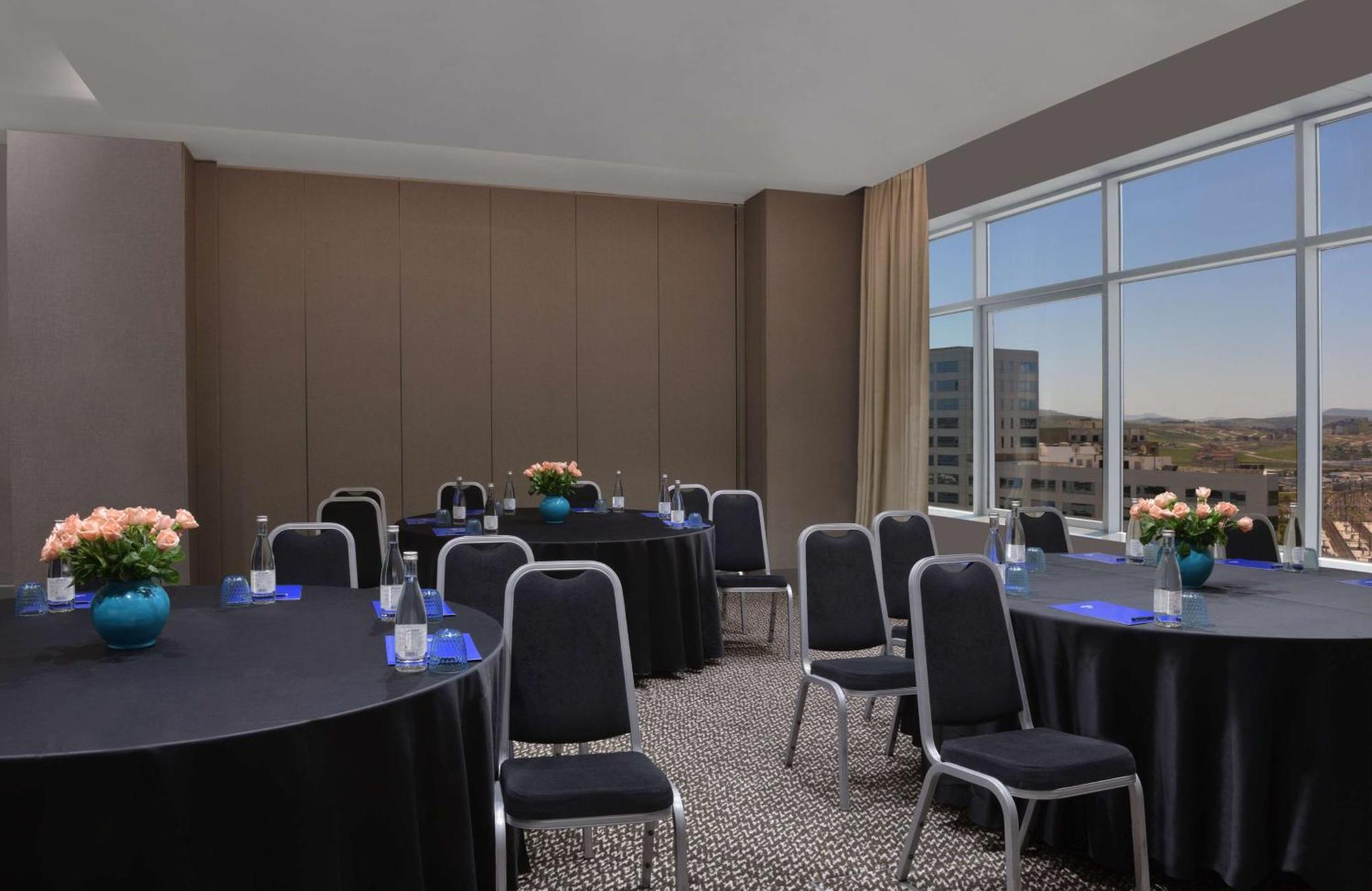希尔顿丹吉尔市中心酒店公寓 外观 照片 Meeting room