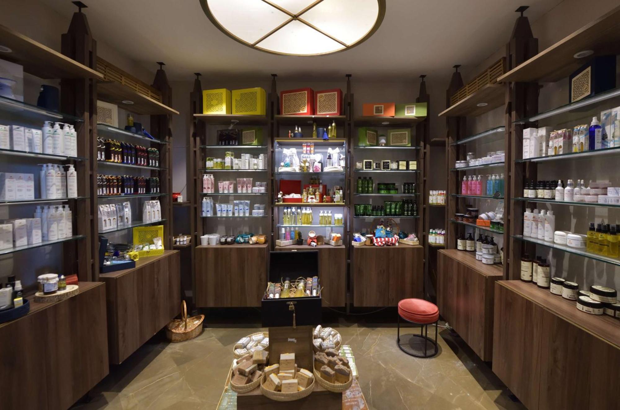 希尔顿丹吉尔市中心酒店公寓 外观 照片 A pharmacy in Paris