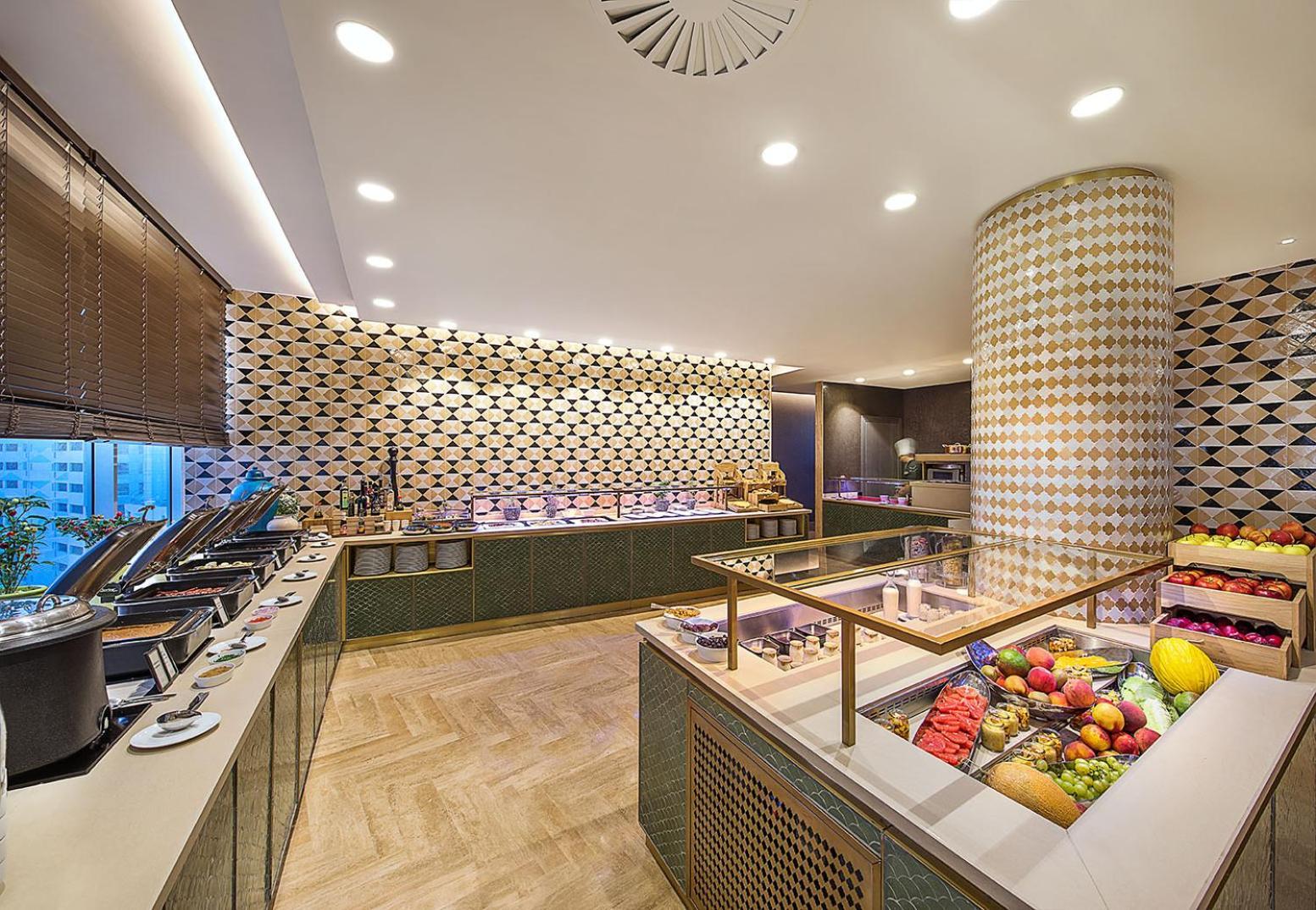 希尔顿丹吉尔市中心酒店公寓 外观 照片 The buffet at the lounge