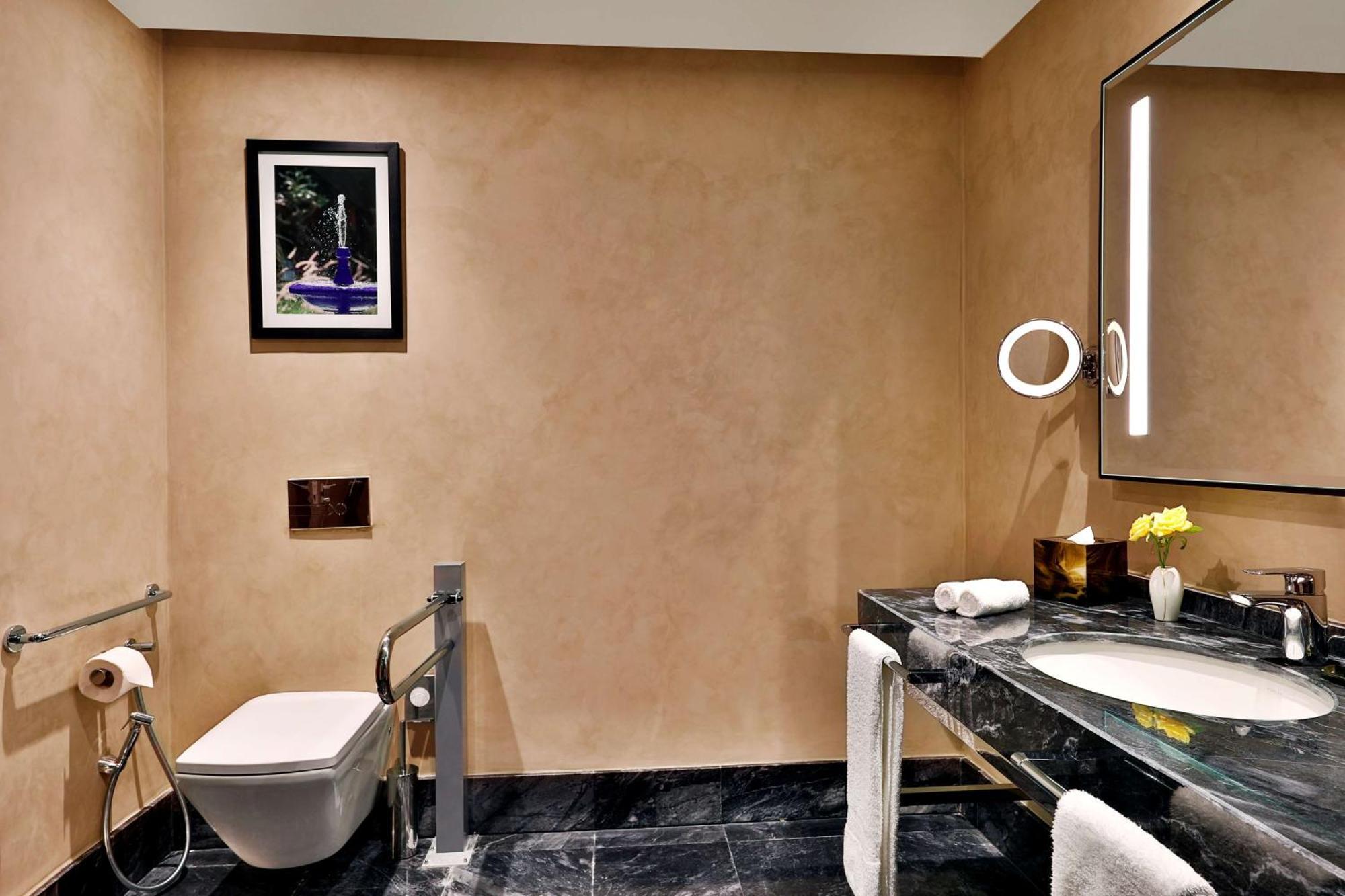 希尔顿丹吉尔市中心酒店公寓 外观 照片 A bathroom at the Taj Mahal Palace, Mumbai