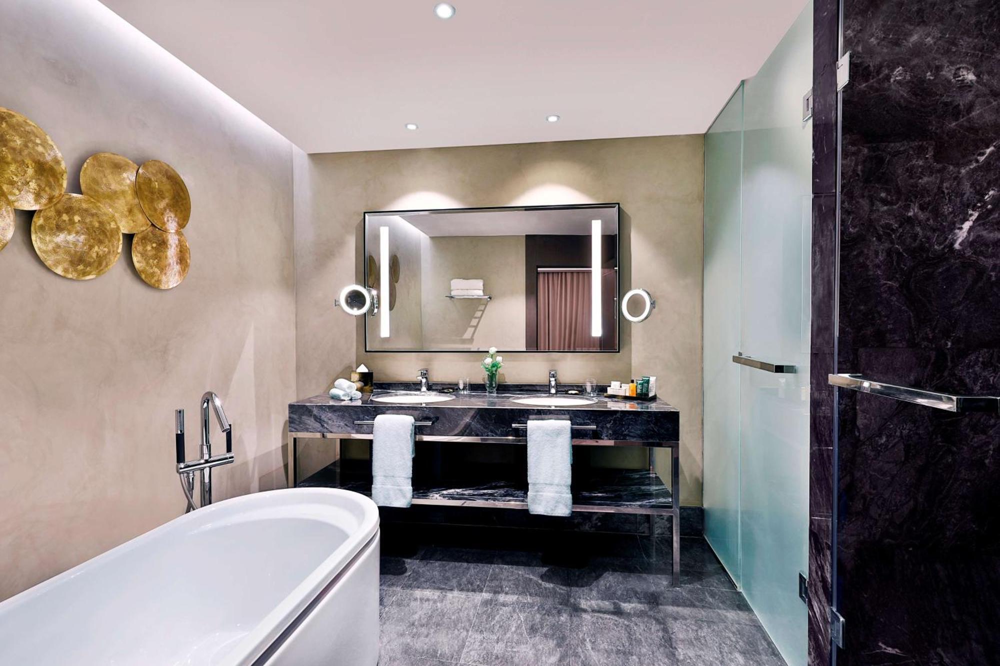 希尔顿丹吉尔市中心酒店公寓 外观 照片 Bathroom