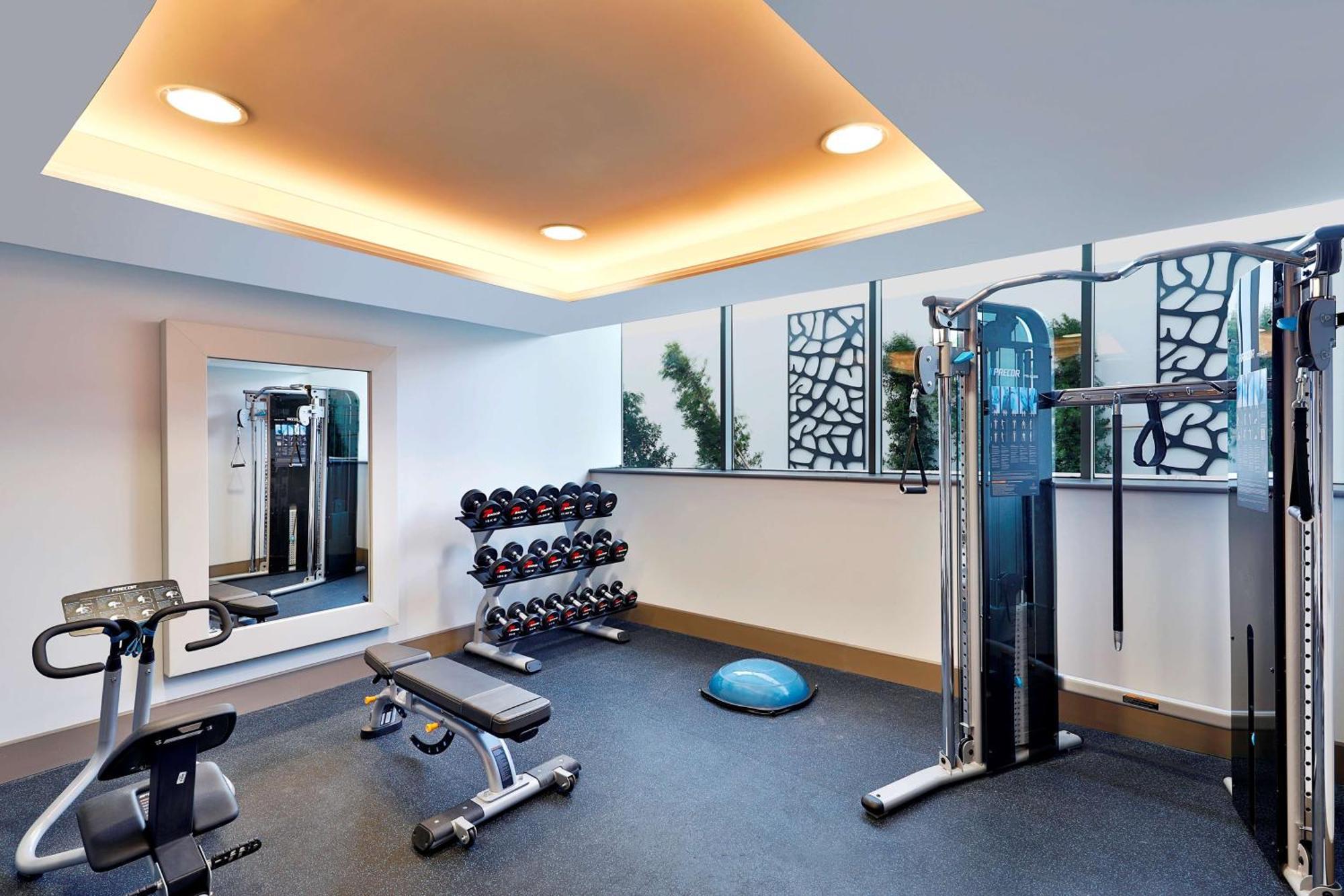 希尔顿丹吉尔市中心酒店公寓 外观 照片 The gym at the hotel