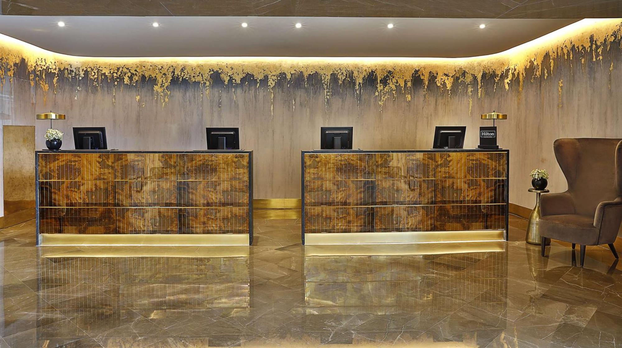 希尔顿丹吉尔市中心酒店公寓 外观 照片 The lobby of the hotel