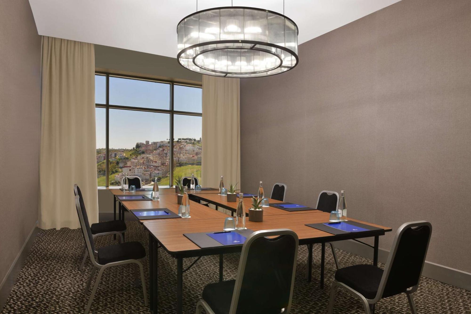 希尔顿丹吉尔市中心酒店公寓 外观 照片 A typical boardroom