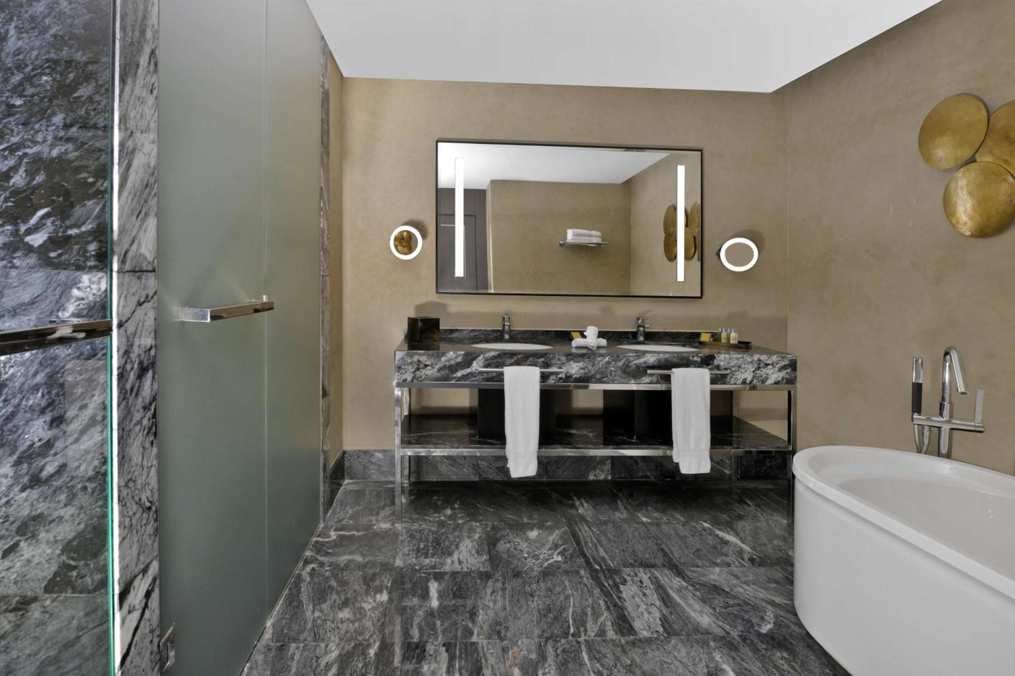 希尔顿丹吉尔市中心酒店公寓 外观 照片 Bathroom