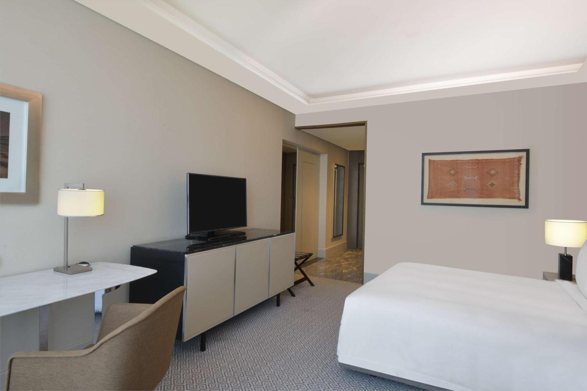希尔顿丹吉尔市中心酒店公寓 外观 照片 A guest room at the hotel