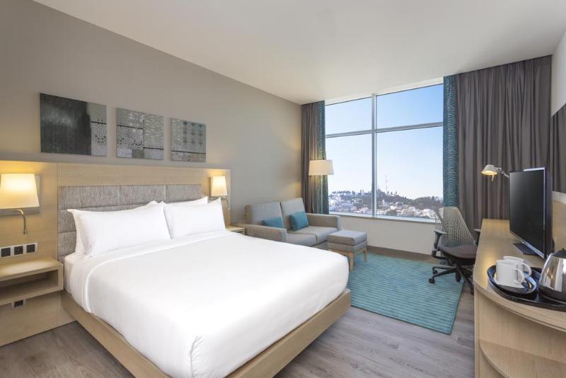 希尔顿丹吉尔市中心酒店公寓 外观 照片 A typical guest room at the Hilton Garden Inn